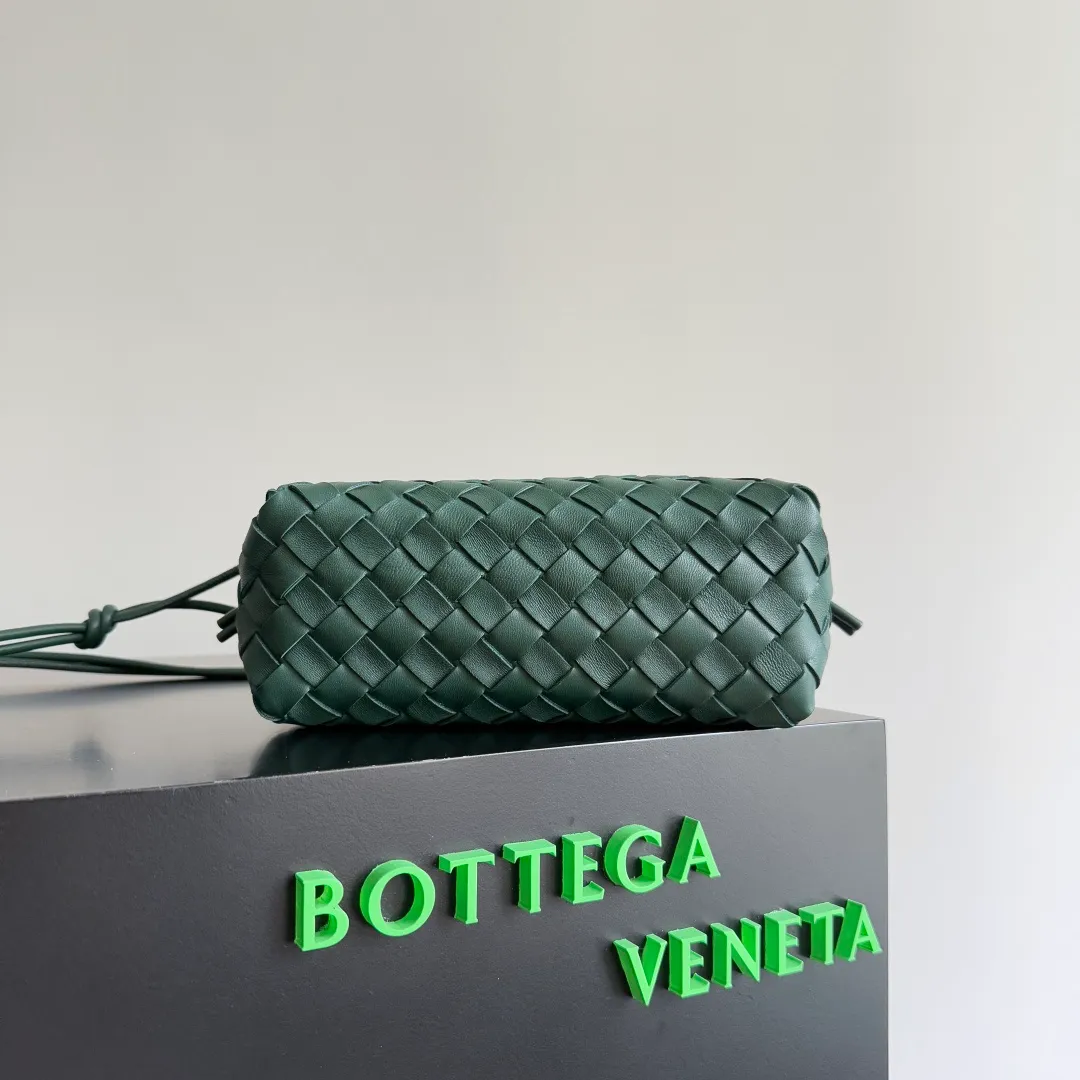 Batch 1260 𝗕𝗼𝘁𝘁𝗲𝗴𝗮 𝗩𝗲𝗻𝗲𝘁𝗮———— The latest version of the loop camera bag💥 at BV’s King of Cost-Effectiveness counter, large woven texture➕As always, ultra-high-quality lambskin, with zippers and adjustable drawstrings, it is especially suitable for the belly💫It can hold anything, and it is very light in weight, suitable for🈴️girls of all ages, size: 22*15*8cm, style number: 680255